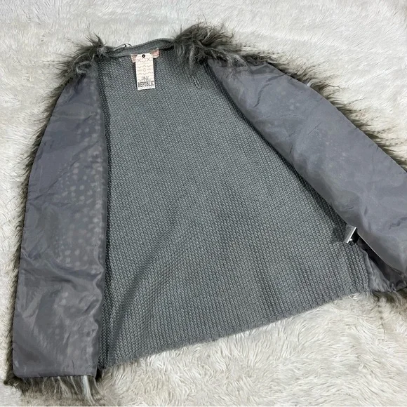 Pink Republic Gray Faux Feathered Fur Knit Woman’s Vest NWT size Large - Picture 5 of 10